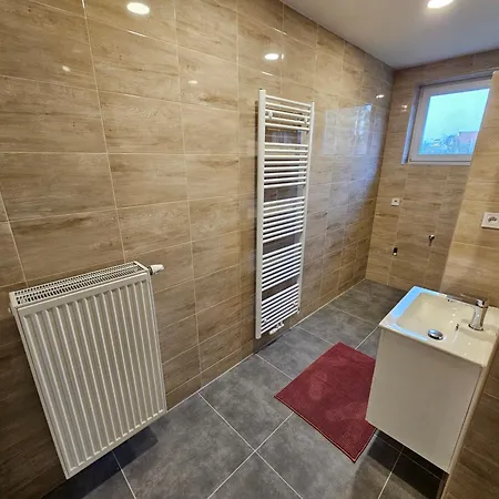 Slunny V Klidne Casti Hradce Kralove - Zahrada, Parkovani Zdarma Apartment