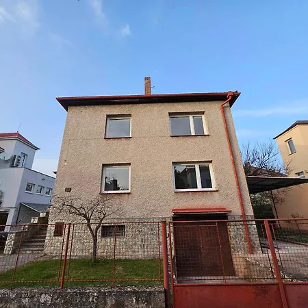 Slunny V Klidne Casti Hradce Kralove - Zahrada, Parkovani Zdarma *