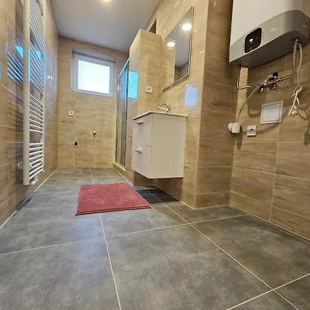 Apartment Slunny V Klidne Casti Hradce Kralove - Zahrada, Parkovani Zdarma