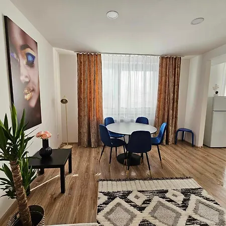 Slunny V Klidne Casti Hradce Kralove - Zahrada, Parkovani Zdarma Apartment *
