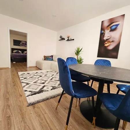 Slunny V Klidne Casti Hradce Kralove - Zahrada, Parkovani Zdarma Appartement