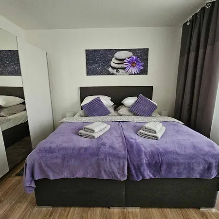 Slunny V Klidne Casti Hradce Kralove - Zahrada, Parkovani Zdarma Apartment